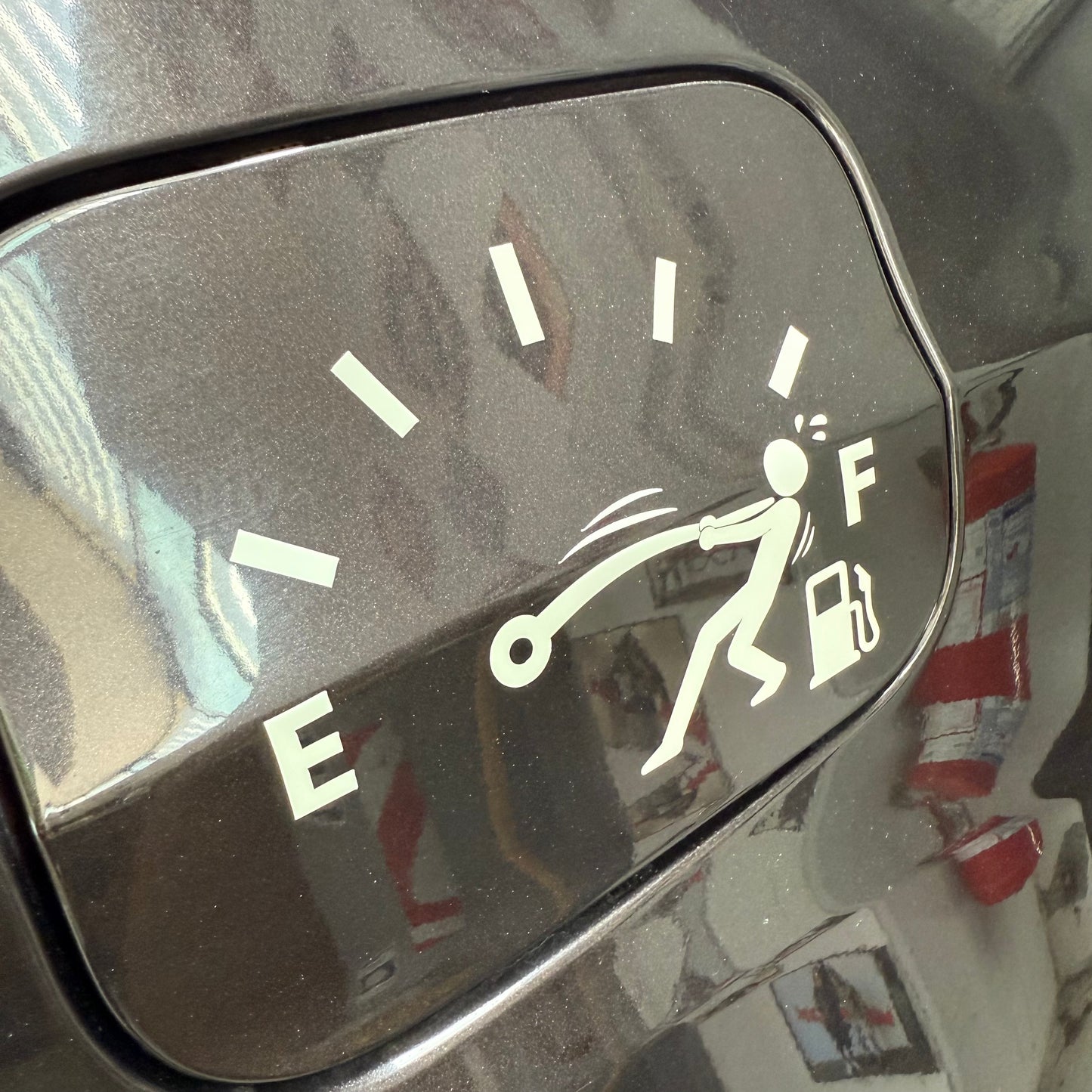Adesivo Indicatore Carburante con Omino – Sticker Auto 15×11 cm Fosforescente o Nero Lucido