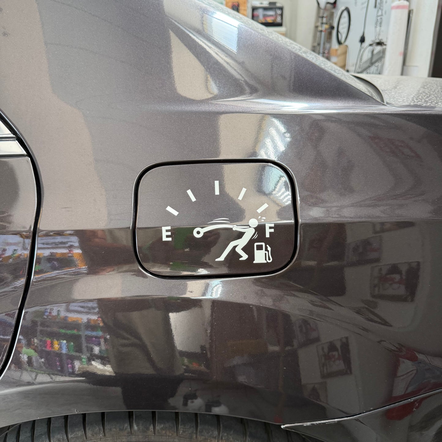 Adesivo Indicatore Carburante con Omino – Sticker Auto 15×11 cm Fosforescente o Nero Lucido